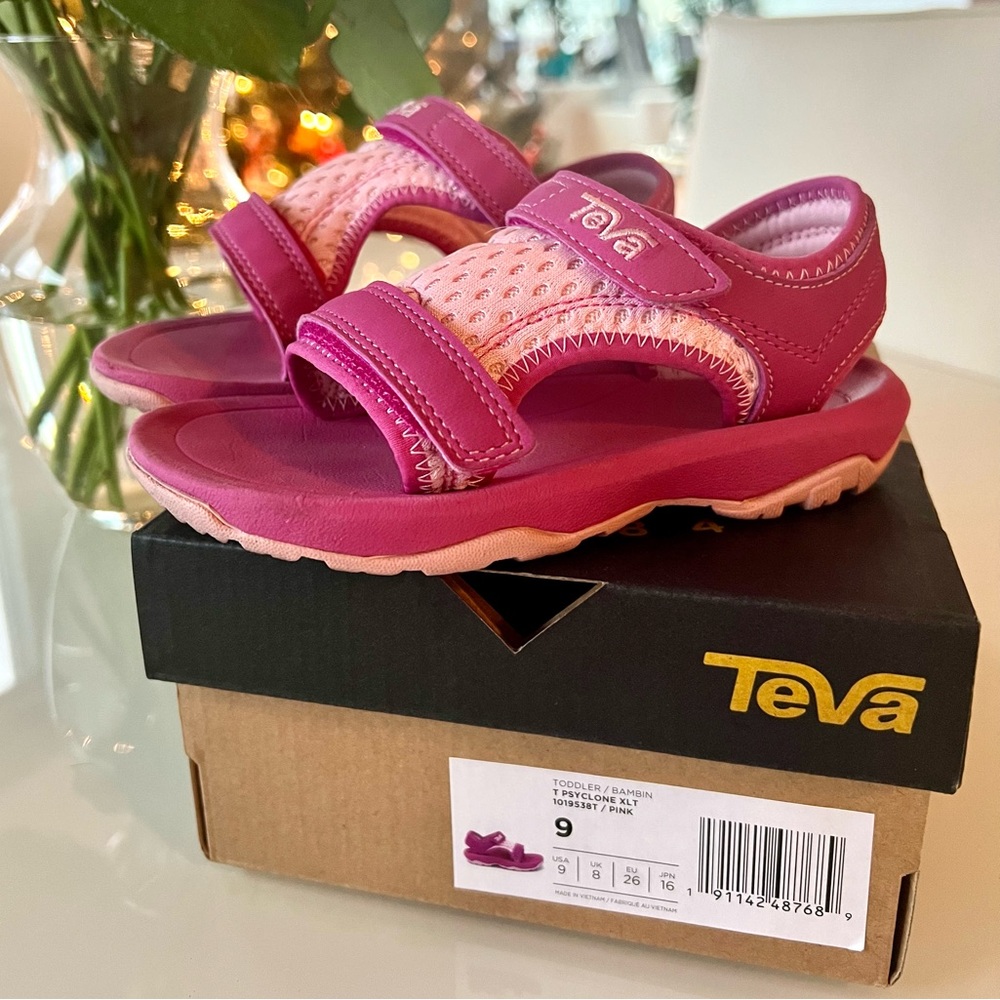 Teva toddler sandals size 9. Style T Psyclone XLT. Pink color